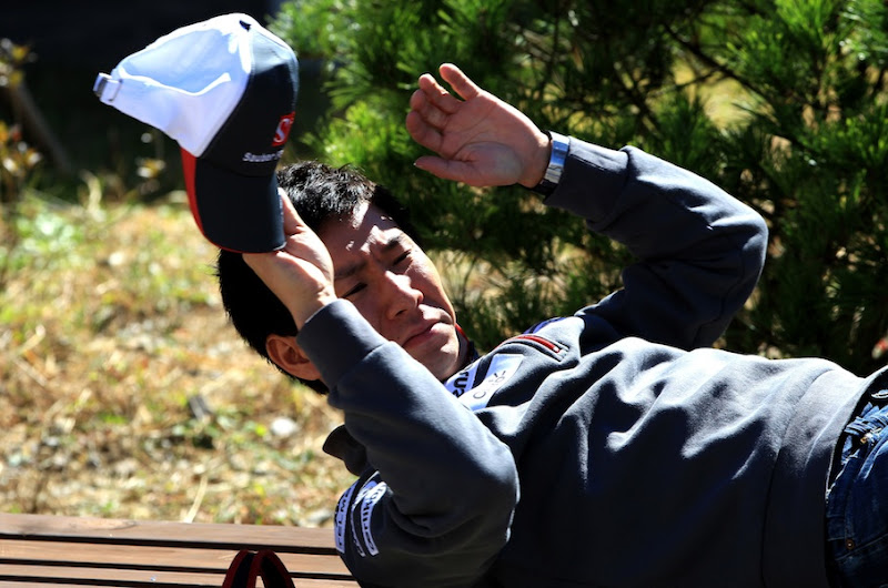 Камуи Кобаяши спит на скамейке на Гран-при Кореи 2012