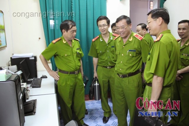 Thiếu tướng Ngô Sỹ Hiền tham quan Phòng KTHS Công an Nghệ An