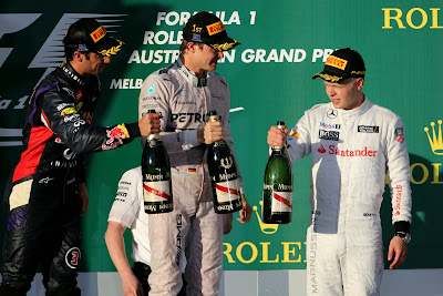 Даниэль Риккардо, Нико Росберг и Кевин Магнуссен с шампанским на подиуме Гран-при Австралии 2014