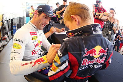 Марк Уэббер на автограф-сессии с ребенком на фестивале Top Gear в Сиднее 10 марта 2013