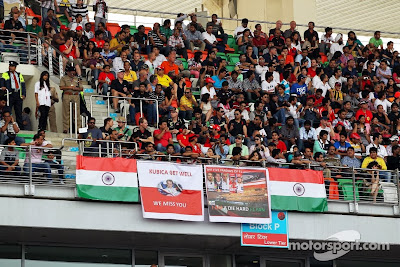 баннер болельщиков Роберта Кубицы и других пилотов на трибуне Буддха на Гран-при Индии 2013