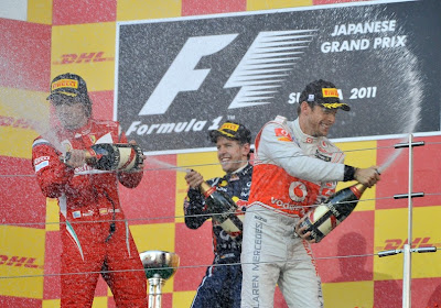 Фернандо Алонсо Себастьян Феттель Дженсон Баттон расплескивают шампанское на подиуме Сузуки на Гран-при Японии 2011