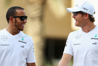 Льюис Хэмилтон и Нико Росберг смеются на Гран-при Бахрейна 2013