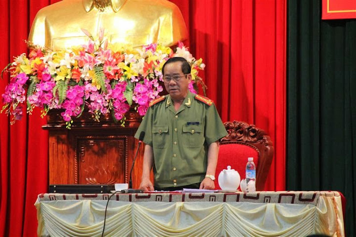 Đại tá Hồ Sỹ Tuấn - Phó Giám đốc Công an tỉnh điều hành buổi thảo luận