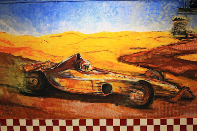 рисунки на стенах на автодроме Сахир на Гран-при Бахрейна 2012