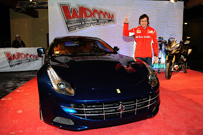 Фернандо Алонсо показывает указательный палец рядом с Ferrari и Ducati на Wrooom 2012