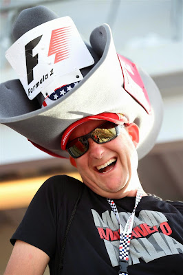болельщик Ferrari с огромной шляпой на Гран-при США 2014