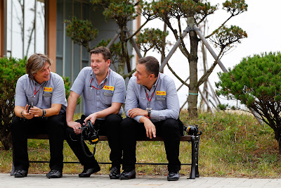 Пол Хембри с двумя другими сотрудниками Pirelli на скамейке Йонама на Гран-при Японии 2011