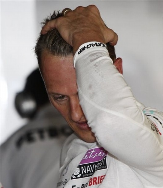 Михаэль Шумахер держится за голову на Гран-при Италии 2011