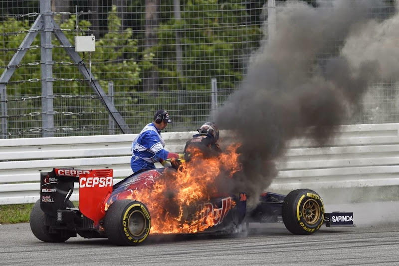 Даниил Квят вылазит из горящего Toro Rosso на Гран-при Германии 2014