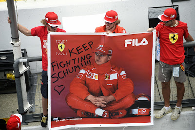 болельщики Михаэля Шумахера с баннером Keep Fighting Schumi на Гран-при Италии 2014