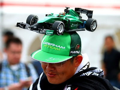 болельщик в кепке с болидом Caterham на Гран-при Японии 2014