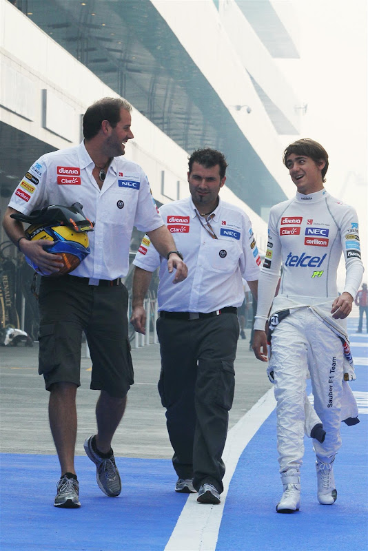 Эстебан Гутьеррес и механики Sauber на Гран-при Индии 2012
