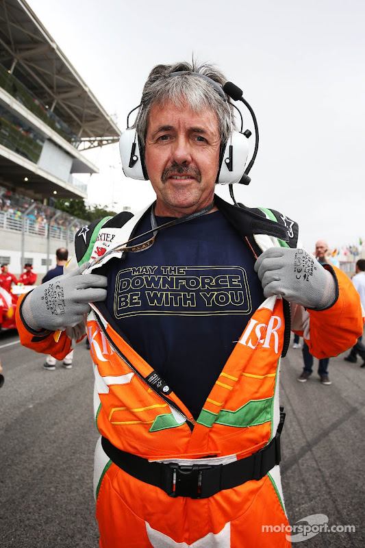 Нил Дики в футболке May the downforce be with you на стартовой решетке Гран-при Бразилии 2012