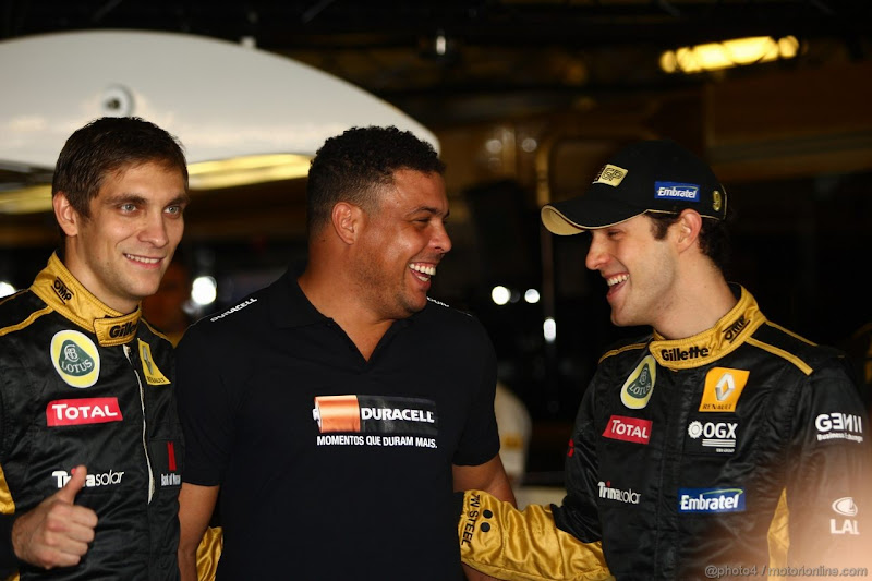 Роналдо в окружении Виталия Петрова и Бруно Сенны в боксах Lotus Renault на Гран-при Абу-Даби 2011