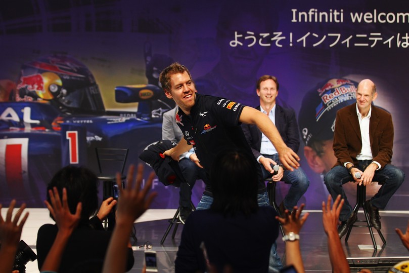 Себастьян Феттель танцует на пресс-конференции Red Bull в Йокогаме