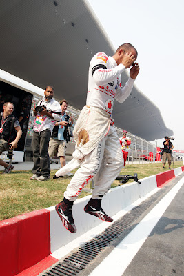 Льюис Хэмилтон парит в воздухе над пит-лейном на Гран-при Индии 2011