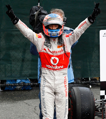 Дженсон Баттон радуется победе на Гран-при Канады 2011