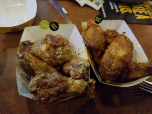 Chicken Wings Restaurant «Buffalo Wild Wings», reviews and photos, 1040 MN-15, Hutchinson, MN 55350, USA