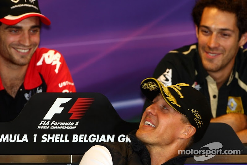 Михаэль Шумахер оглядывается на Жерома Д'Амброзио на пресс-конференция Спа Гран-при Бельгии 2011
