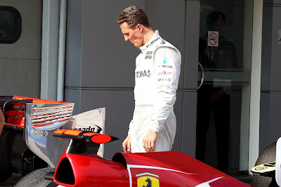 Михаэль Шумахер удивленно смотрит на заднее крыло McLaren после квалификации на Гран-при Малайзии 2012