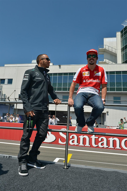 Льюис Хэмилтон и Фернандо Алонсо на параде пилотов Нюрбургринга на Гран-при Германии 2013