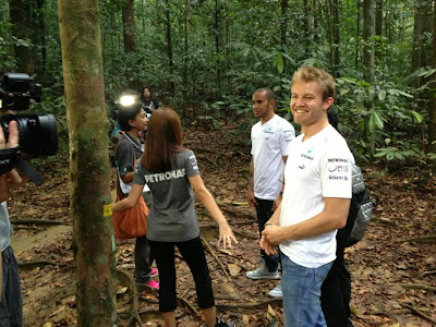 Льюис Хэмилтон и Нико Росберг в тропическом лесу Малайзии