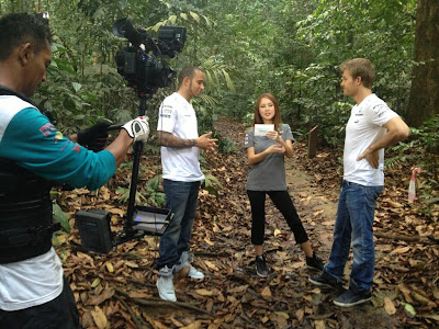 Льюис Хэмилтон и Нико Росберг в тропическом лесу Малайзии