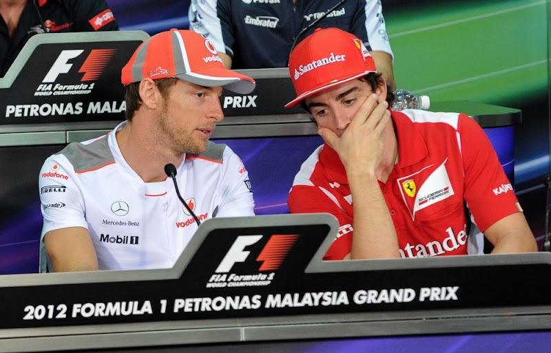 Дженсон Баттон и Фернандо Алонсо переговариваются на пресс-конференции в четверг на Гран-при Малайзии 2012