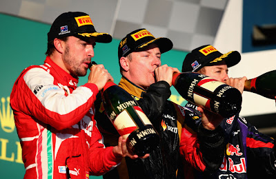 пилоты пьют шампанское на подиуме Гран-при Австралии 2013