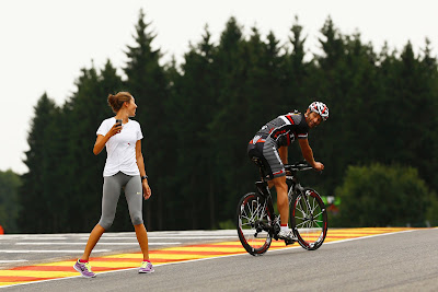 Марк Уэббер на велосипеде и Джессика Мичибата на трассе Спа на Гран-при Бельгии 2013