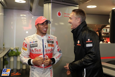 Льюис Хэмилтон и Мартин Уитмарш смеются вместе на Гран-при Германии 2011