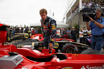 Себастьян Феттель заглядывает в Ferrari