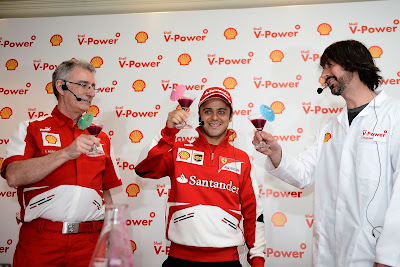 Фелипе Масса готовит коктейли на спонсорском мероприятии Shell перед Гран-при Малайзии 2013