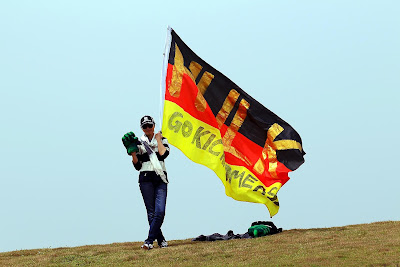 болельщица Нико Хюлькенберга с рукой Халка и немецким флагом на Гран-при Китая 2012