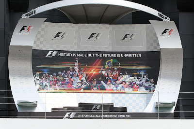 подиум Сильверстоуна с коллажем из победителей гонки для Гран-при Великобритании 2012