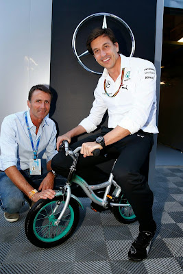 Тото Вольфф на мини-велосипеде на Гран-при Италии 2014