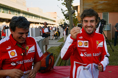 Фернандо Алонсо шутит с сотрудником Ferrari на Гран-при Кореи 2013