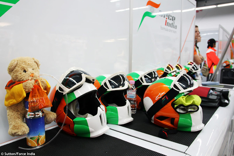 плюшевый медвежонок в боксах Force India на Гран-при Кореи 2011
