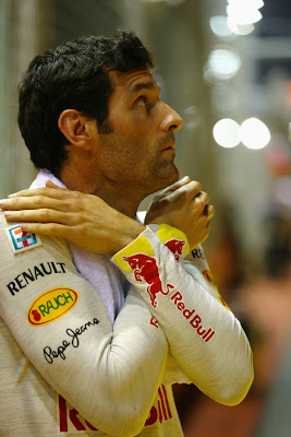 Марк Уэббер скрещивает руки на Гран-при Сингапура 2012