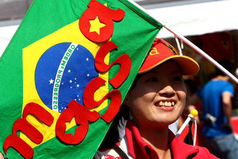 болельщица Фелипе Массы с бразильским флагом на Гран-при Японии 2011