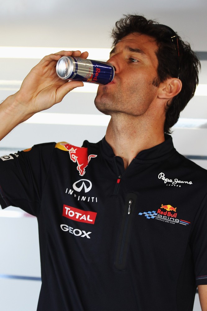 Марк Уэббер пьет Red Bull на Гран-при Японии 2011