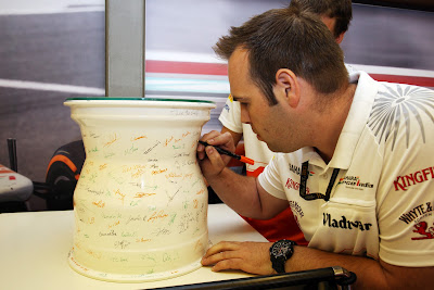 подарок Адриану Сутилю в честь его 100-ой гонки на Гран-при Венгрии 2013