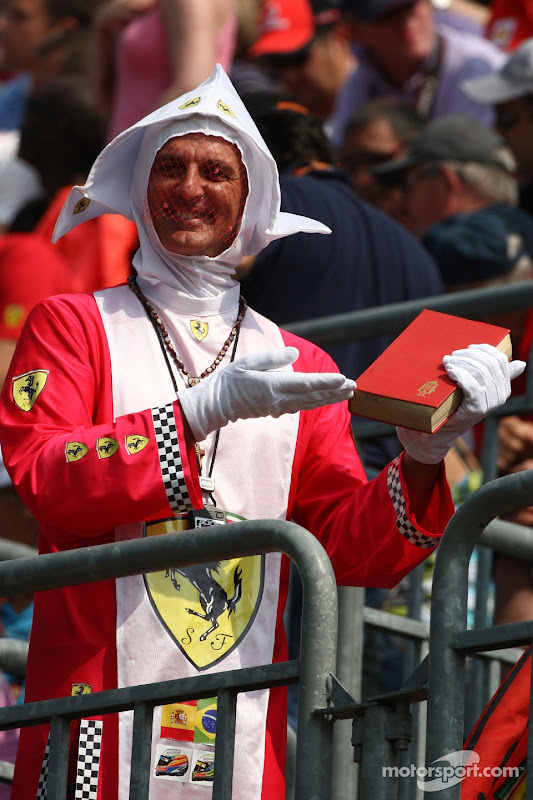 болельщик Ferrari в костюме итальянского священника на Гран-при Италии 2011 в Монце