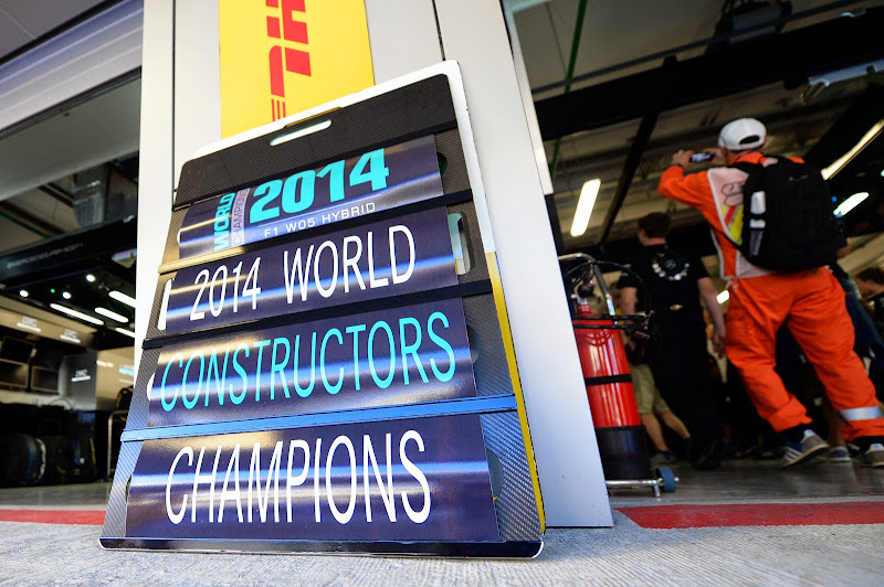 команда Mercedes выигрывает кубк конструкторов 2014 на Гран-при России 2014