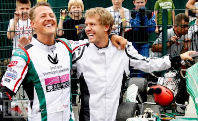 Михаэль Шумахер и Себастьян Феттель смеются на картинговом турнире в Керпене