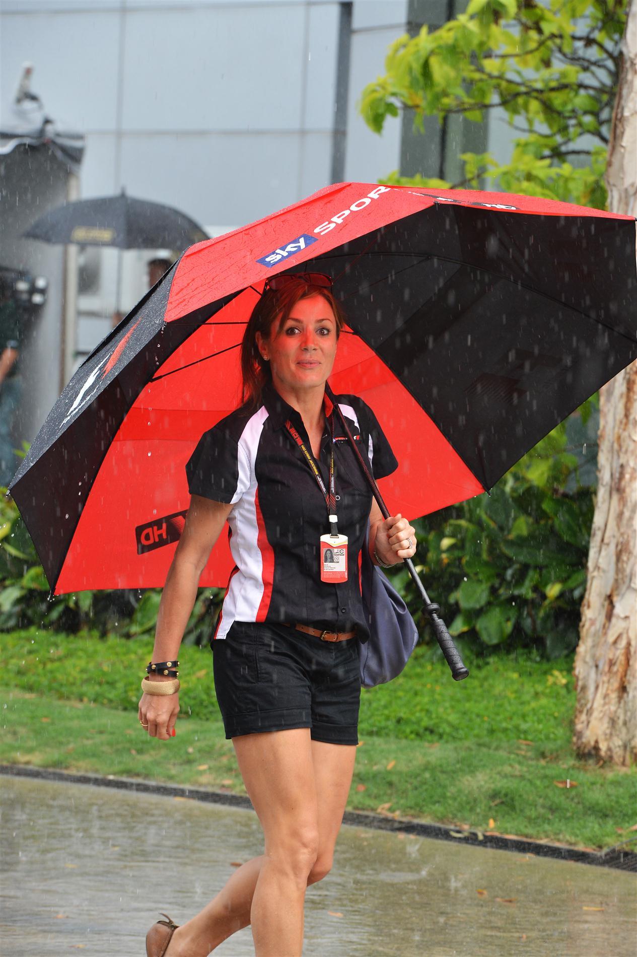 Натали Пинкхэм с зонтиком под дождем на Гран-при Малайзии 2013.