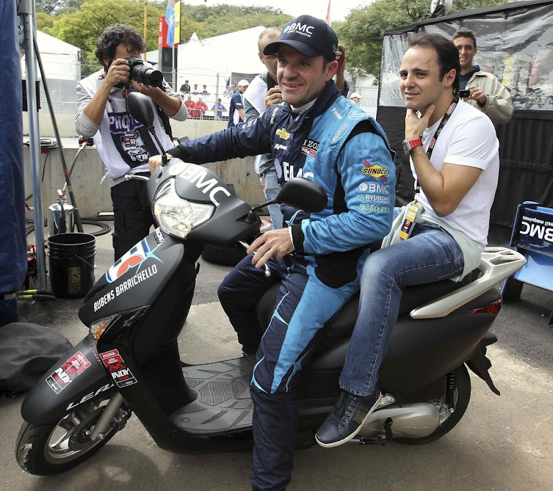 Рубенс Баррикелло катает Фелипе Массу на мопеде на гонке IndyCar Sao Paulo 300 в Бразилии 28 апреля 2012