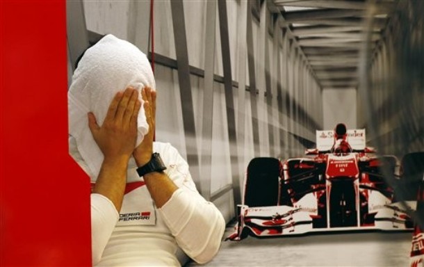 Фелипе Масса вытирает лицо полотенцем на голове в гараже Ferrari на Гран-при Сингапура 2011