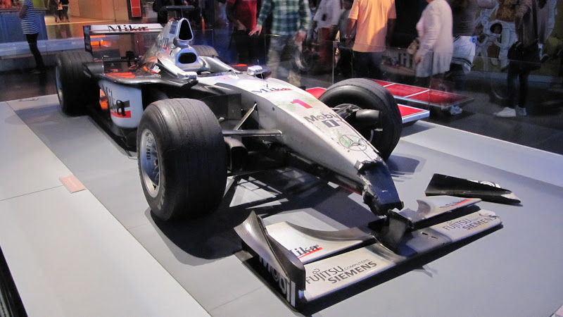Разбитый болид McLaren Мики Хаккинена в Лондонском музее на выставке в августе 2011